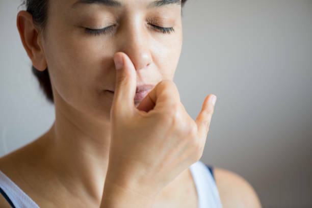 Ilustrasi latihan pernapasan (photo/istock/solidcolours) cara alami memancungkan hidung