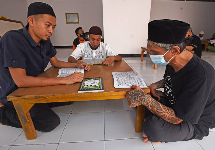 ANTARA FOTO/Asep Fathulrahman Sejumlah warga binaan mengikuti pelatihan membaca Al Quran saat Pesantren Kilat Bulan Ramadhan di Rutan Kelas II B Serang