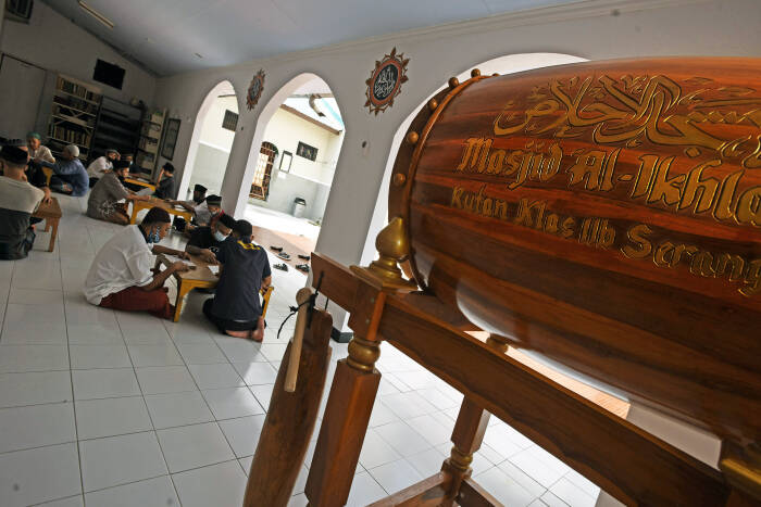 ANTARA FOTO/Asep Fathulrahman Sejumlah warga binaan mengikuti pelatihan membaca Al Quran saat Pesantren Kilat Bulan Ramadhan di Rutan Kelas II B Serang