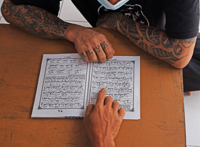 Sejumlah warga binaan mengikuti pelatihan membaca Al Quran saat Pesantren Kilat Bulan Ramadhan di Rutan Kelas II B Serang Sejumlah warga binaan mengikuti pelatihan membaca Al Quran saat Pesantren Kilat Bulan Ramadhan di Rutan Kelas II B Serang