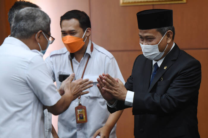 ANTARA FOTO/Hafidz Mubarak A Anggota MPR fraksi PAN Muhammad Rizal (kiri) didampingi istrinya menerima ucapan selamat usai dilantik menjadi anggota MPR pengganti antar waktu (PAW) masa jabatan 2019-2024