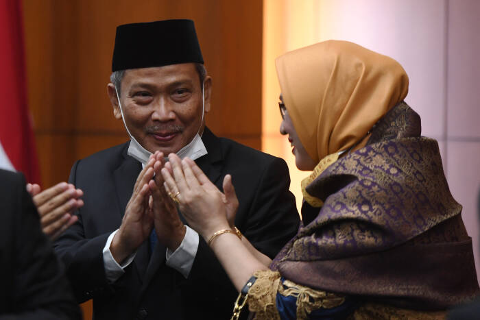 ANTARA FOTO/Hafidz Mubarak A Anggota MPR fraksi PAN Muhammad Rizal (kiri) didampingi istrinya menerima ucapan selamat usai dilantik menjadi anggota MPR pengganti antar waktu (PAW) masa jabatan 2019-2024