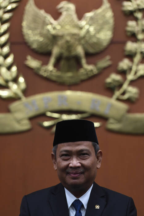 ANTARA FOTO/Hafidz Mubarak A Anggota MPR fraksi PAN Muhammad Rizal (kiri) didampingi istrinya menerima ucapan selamat usai dilantik menjadi anggota MPR pengganti antar waktu (PAW) masa jabatan 2019-2024