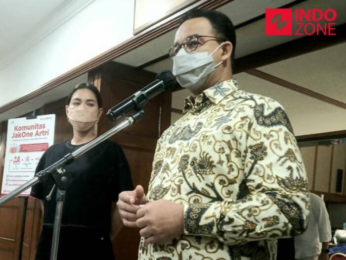 Anies tinjau vaksinasi untuk pekerja seni, salah satunya penyanyi Raisa di Gedung Balai Kota DKI, Kamis (22/4/2021). (INDOZONE/Sarah Hutagaol) Anies Baswedan Temani Raisa Vaksinasi Covid-19 di Balai Kota