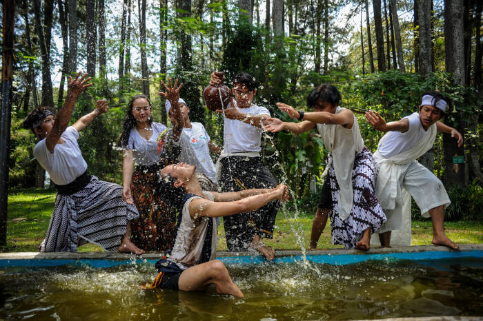 ANTARA FOTO/Raisan Al Farisi Sejumlah penari menampilkan tarian teatrikal tentang alam pada peringatan Hari Bumi di Taman Hutan Raya Juanda