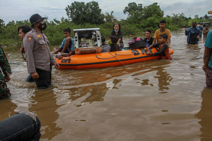 ANTARA FOTO/Rony Muharrman banjir yang merendam Perumahan Pesona Harapan Indah akibat luapan Sungai Sail di Pekanbaru