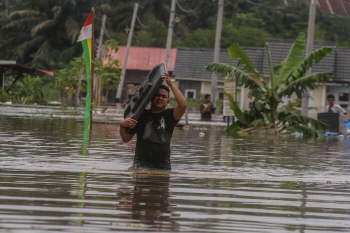 ANTARA FOTO/Rony Muharrman banjir yang merendam Perumahan Pesona Harapan Indah akibat luapan Sungai Sail di Pekanbaru