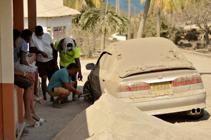 REUTERS/Robertson S. Henry Gunung berapi La Soufriere meletus dilihat dari Rosehall, Saint Vincent dan Grenadines
