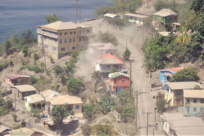 REUTERS/Robertson S. Henry Gunung berapi La Soufriere meletus dilihat dari Rosehall, Saint Vincent dan Grenadines