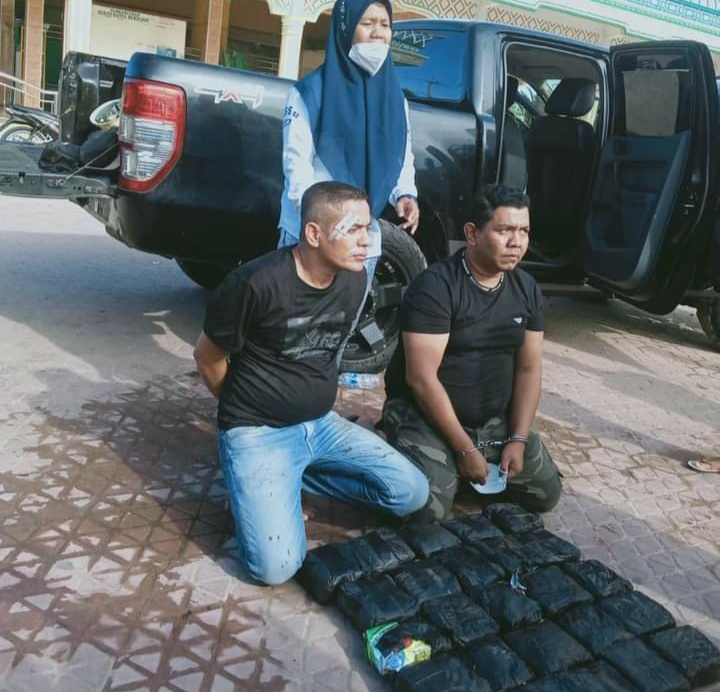 Usman Sulaiman dkk saat diamankan petugas BNN. / istimewa Usman Sulaiman dkk saat diamankan petugas BNN. / istimewa
