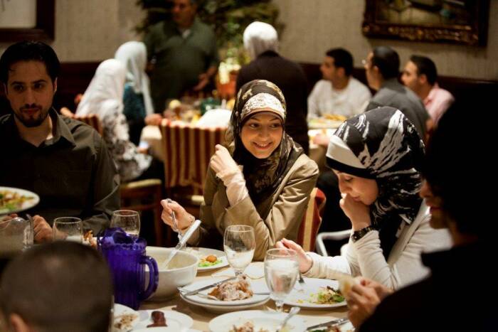 Ilustrasi acara bukber di restoran (photo/share.america.gov) acara bukber yang seru