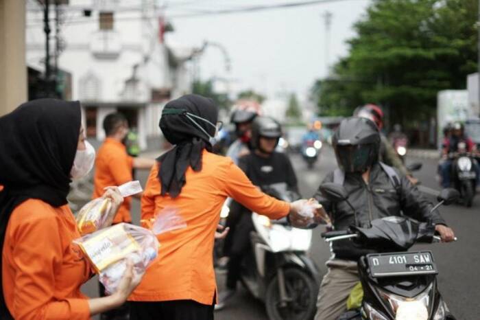 Ilustrasi berbagi menu buka puasa di jalanan (photo/antaranews) bukber