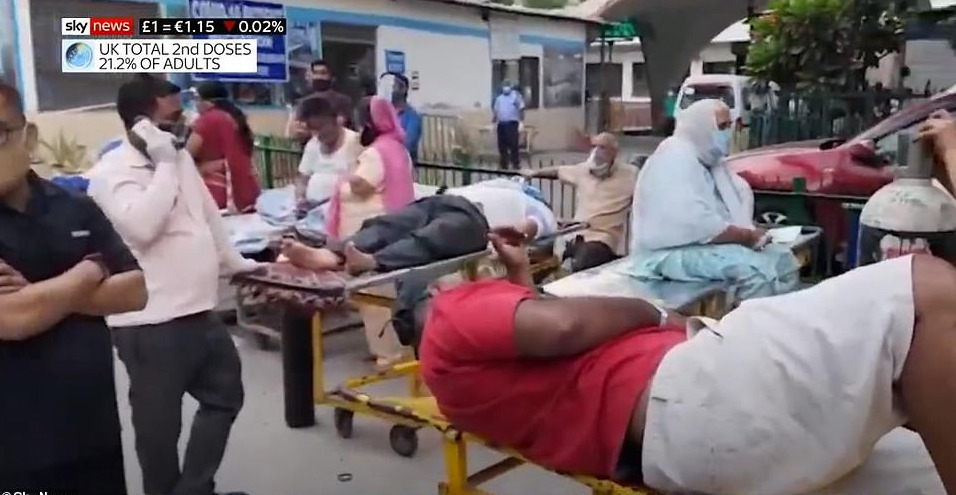Pasien virus corona berbaring di luar rumah sakit