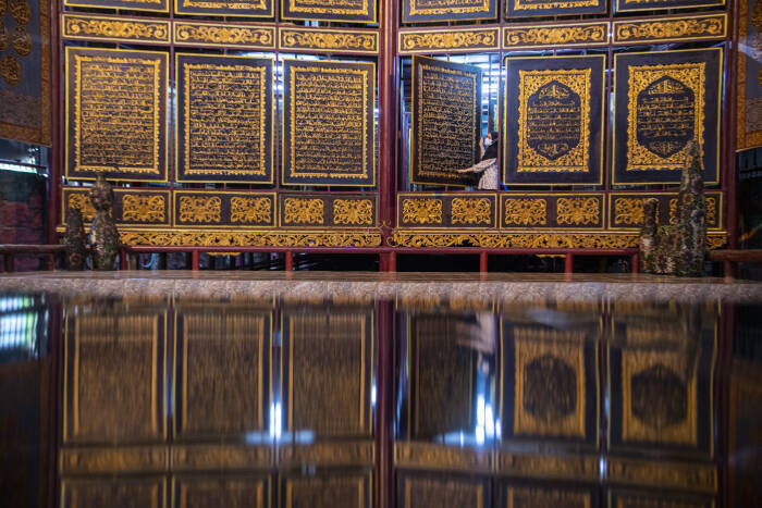 ANTARA FOTO/Nova Wahyudi Pengunjung membaca ayat-ayat yang ada di Al Quran Al-Akbar di Palembang