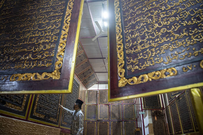 ANTARA FOTO/Nova Wahyudi Pengunjung membaca ayat-ayat yang ada di Al Quran Al-Akbar di Palembang