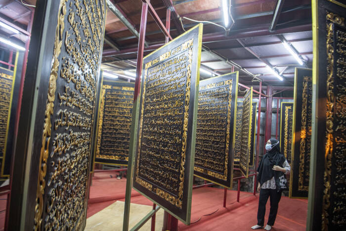 ANTARA FOTO/Nova Wahyudi Pengunjung membaca ayat-ayat yang ada di Al Quran Al-Akbar di Palembang