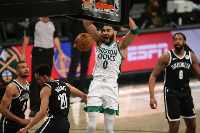 Small forward Boston Celtics Jayson Tatum (0) melakukan dunks (REUTERS/Brad Penner) Small forward Boston Celtics Jayson Tatum (0) melakukan dunks