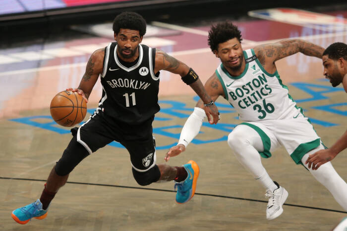 Point guard Brooklyn Nets Kyrie Irving (11) menggiring bola melewati point guard Boston Celtics Marcus Smart (36). REUTERS/Brad Penner Point guard Brooklyn Nets Kyrie Irving (11) menggiring bola melewati point guard Boston Celtics Marcus Smart (36)