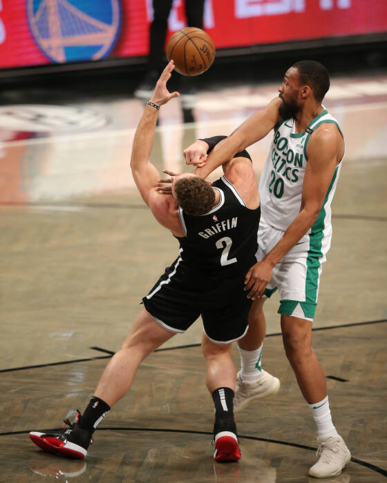 Power forward Brooklyn Nets Blake Griffin (2) dilanggar oleh power forward Boston Celtics Jabari Parker (20). REUTERS/Brad Penner Power forward Brooklyn Nets Blake Griffin (2) dilanggar oleh power forward Boston Celtics Jabari Parker (20)