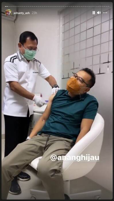 Detik-detik Anang disuntik Vaksin Nusantara. (Instagram/@ashanty_ash) Anang menyumpahi dokter saat vaksin