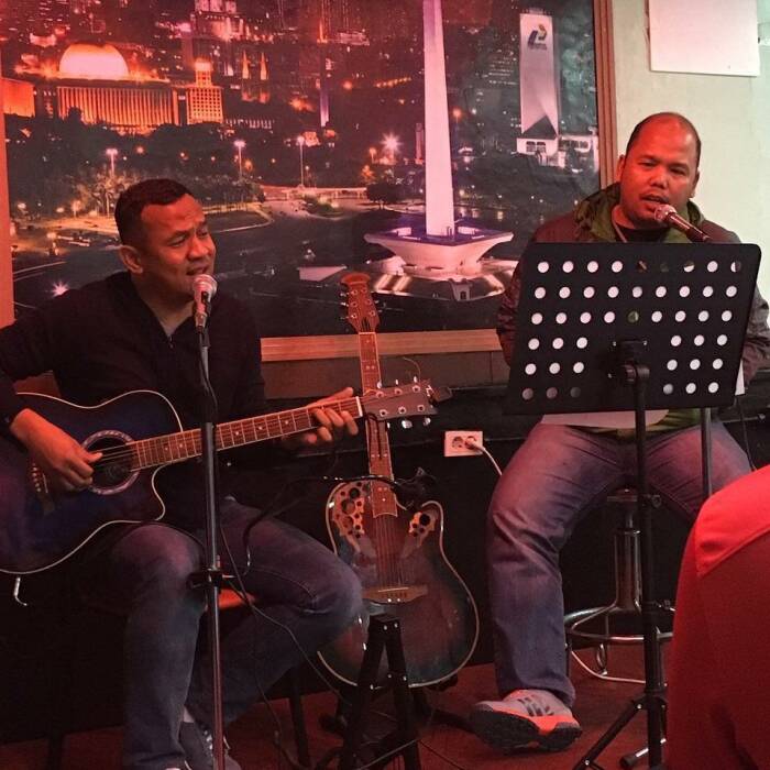 Kolonel Harry Setiawan saat bermain gitar (Instsgram/harrysetyawan43) Kolonel Harry Setiawan saat bermain gitar