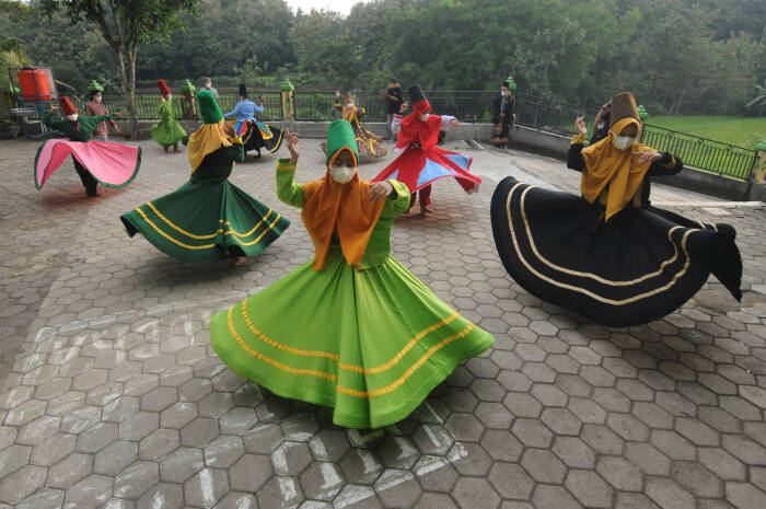 ANTARA FOTO/Aloysius Jarot Nugroho Sejumlah santriwati menarikan tarian sufi di Pondok Pesantren Nurul Hidayah Al Mubarokah
