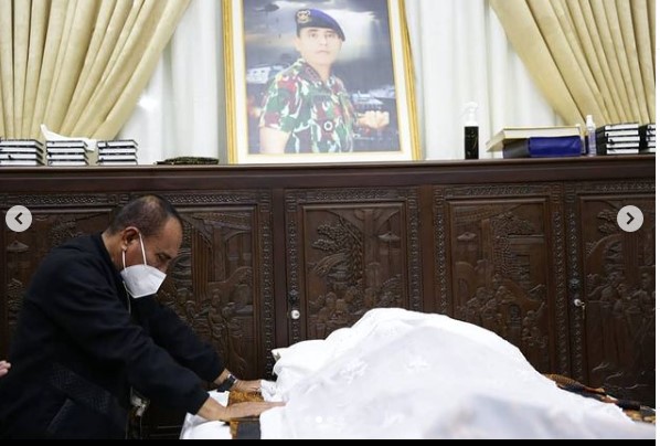 Gubernur Edy Rahmayadi saat berada di dekat jenazah adiknya, Zulfikar Tarius. / instagram @edy_rahmayadi Gubernur Edy Rahmayadi saat berada di dekat jenazah adiknya, Zulfikar Tarius. / instagram @edy_rahmayadi