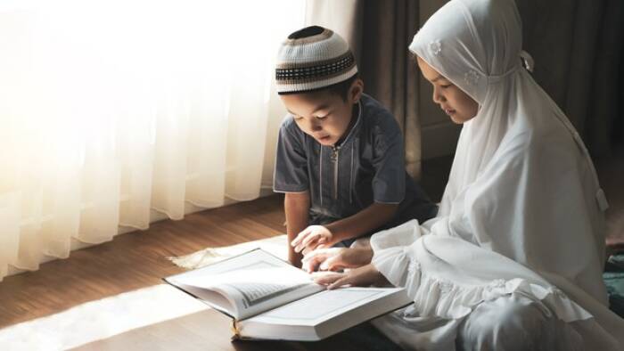 Ilustrasi mengenalkan ilmu agama Islam (photo/freepik/paansaeng) mendidik anak laki laki