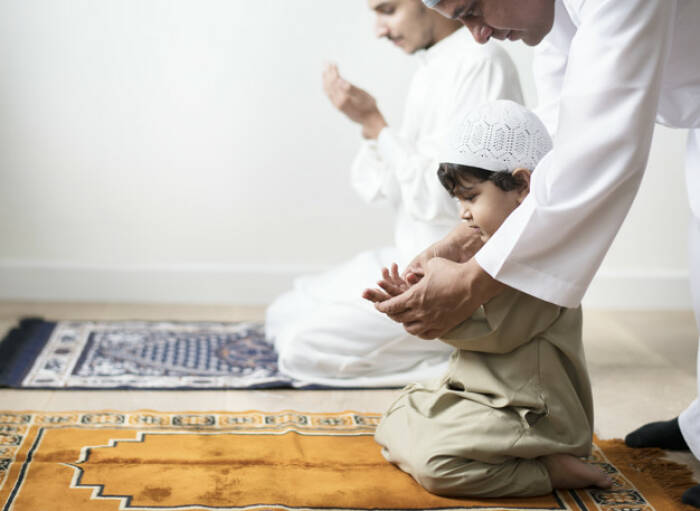 Ilustrasi mengajarkan tata cara salat (photo/freepik/rawpixel-com) cara mendidik anak laki laki secara islami