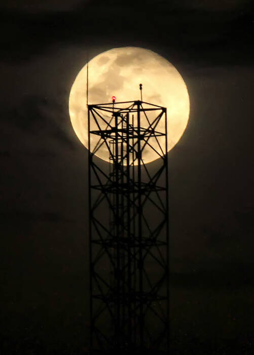 Fenomena Bulan Supermoon atau super Pink Moon menghiasi langit Kota Lhokseumawe (ANTARA FOTO/Rahmad) Fenomena Bulan Supermoon atau super Pink Moon menghiasi langit Kota Lhokseumawe (ANTARA FOTO/Rahmad)