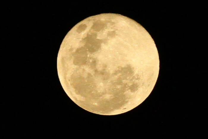 Fenomena bulan purnama merah muda (Supermoon pink moon) terlihat di Malang (ANTARA FOTO/Ari Bowo Sucipto) Fenomena bulan purnama merah muda (Supermoon pink moon) terlihat di Malang (ANTARA FOTO/Ari Bowo Sucipto)