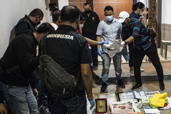 Personel kepolisian berbaju sipil menggelar barang bukti (ANTARA FOTO/Aprillio Akbar) Personel kepolisian berbaju sipil menggelar barang bukti