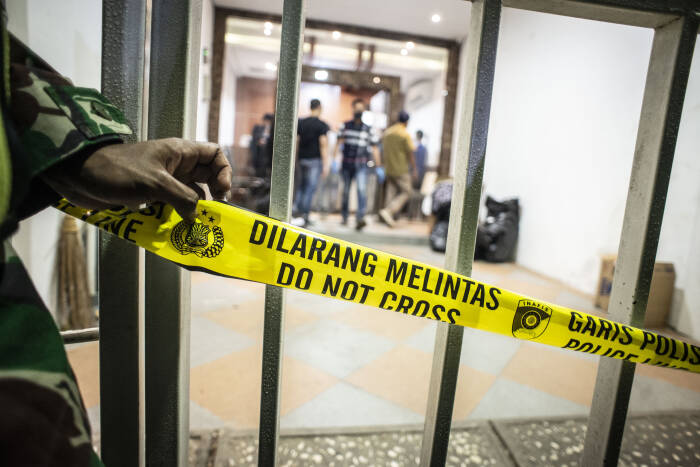 Garis dilarang melintas terpasang di pintu gerbang (ANTARA FOTO/Aprillio Akbar) Garis dilarang melintas terpasang di pintu gerbang