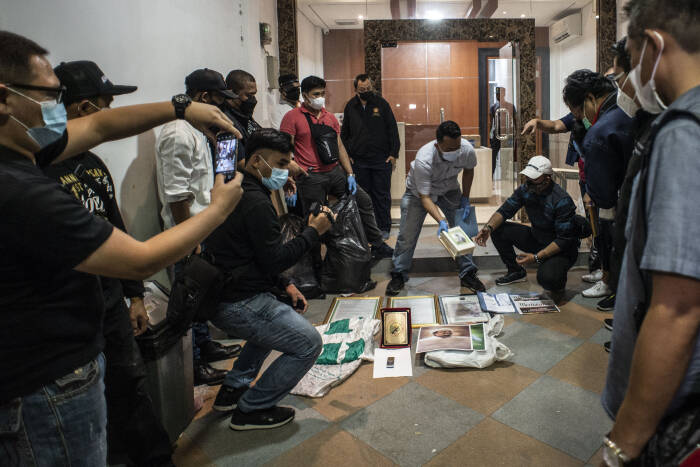 Personel kepolisian berbaju sipil menggelar barang bukti (ANTARA FOTO/Aprillio Akbar) Personel kepolisian berbaju sipil menggelar barang bukti