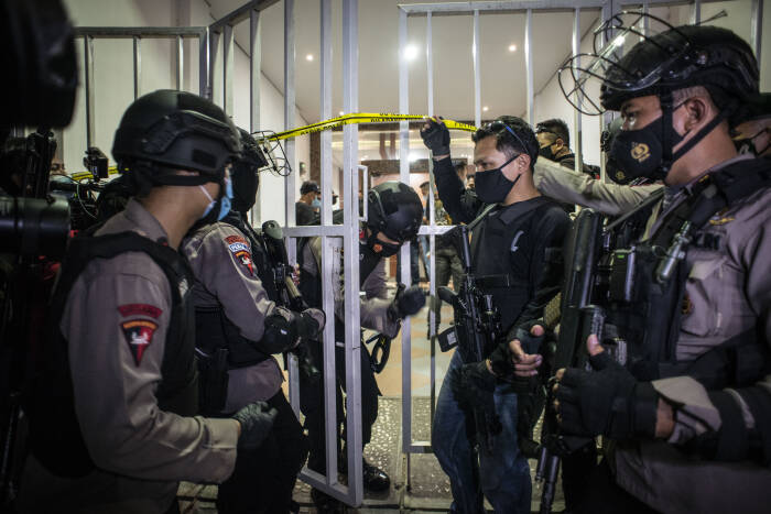 Personel kepolisian bersenjata berjaga (ANTARA FOTO/Aprillio Akbar) Personel kepolisian bersenjata berjaga