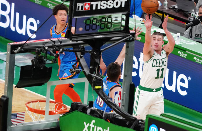 Guard Boston Celtics Payton Pritchard (11) menembak melawan guard Oklahoma City Thunder Ty Jerome (16)