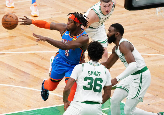 Penyerang Oklahoma City Thunder Luguentz Dort (5) mengoper bola (REUTERS/David Butler II) Penyerang Oklahoma City Thunder Luguentz Dort (5) mengoper bola