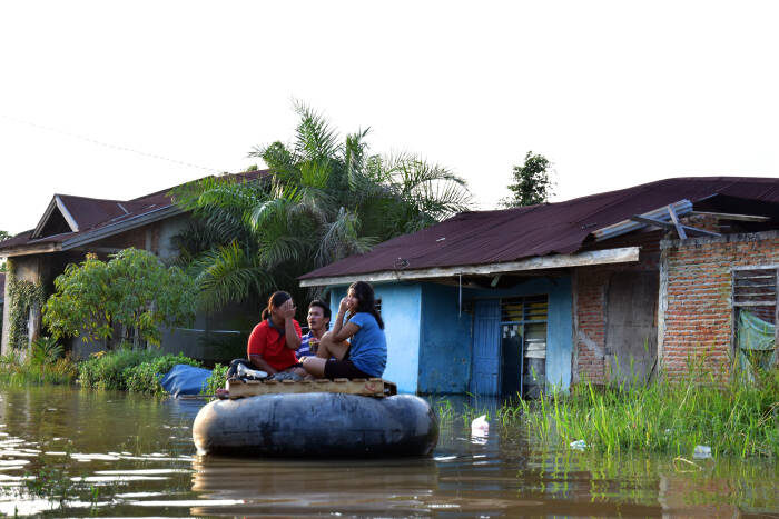 Sejumlah warga melintasi banjir luapan Sungai Siak dengan rakit dari ban dalam truk di Perumahan Witayu Kota Pekanbaru (ANTARA FOTO/FB Anggoro) Sejumlah warga melintasi banjir luapan Sungai Siak dengan rakit dari ban dalam truk di Perumahan Witayu Kota Pekanbaru (ANTARA FOTO/FB Anggoro)