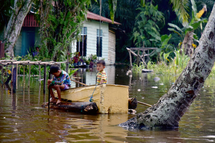Sejumlah anak melintasi banjir luapan Sungai Siak dengan rakit darurat (ANTARA FOTO/FB Anggoro) Sejumlah anak melintasi banjir luapan Sungai Siak dengan rakit darurat
