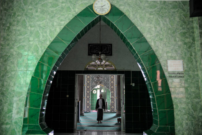 Pengurus DKM beraktivitas di dalam Masjid Baiturrohmah (ANTARA FOTO/Raisan Al Farisi) Pengurus DKM beraktivitas di dalam Masjid Baiturrohmah (ANTARA FOTO/Raisan Al Farisi)