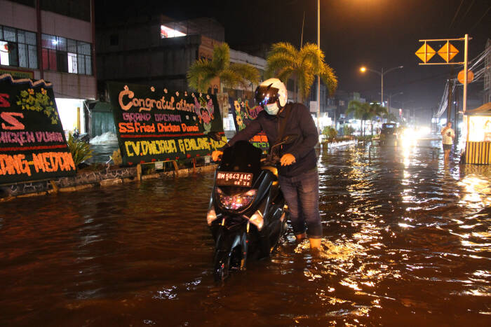 Warga mendorong sepeda motornya yang mogok (ANTARA FOTO/Aswaddy Hamid) Warga mendorong sepeda motornya yang mogok (ANTARA FOTO/Aswaddy Hamid)