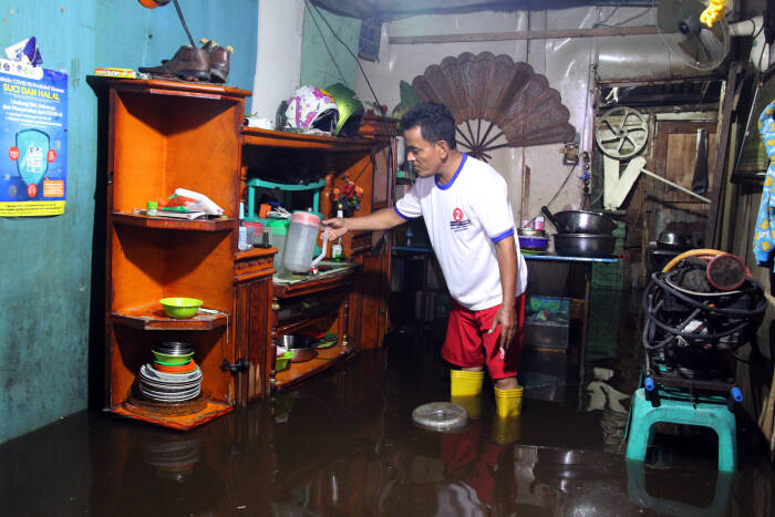 Seorang warga menyelamatkan barang-barang miliknya saat banjir (ANTARA FOTO/Aswaddy Hamid) Seorang warga menyelamatkan barang-barang miliknya saat banjir