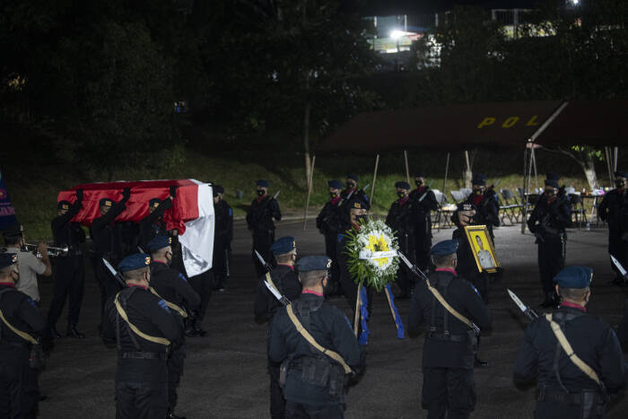 ANTARA FOTO/Nova Wahyudi Personel Polisi Polda Sumatera Selatan mengusung peti jenazah personel Batalyon C Res III Pas Pelopor Korbrimob Polri Bharada I Komang Wira Natha