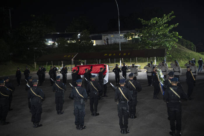 ANTARA FOTO/Nova Wahyudi Personel Polisi Polda Sumatera Selatan mengusung peti jenazah personel Batalyon C Res III Pas Pelopor Korbrimob Polri Bharada I Komang Wira Natha