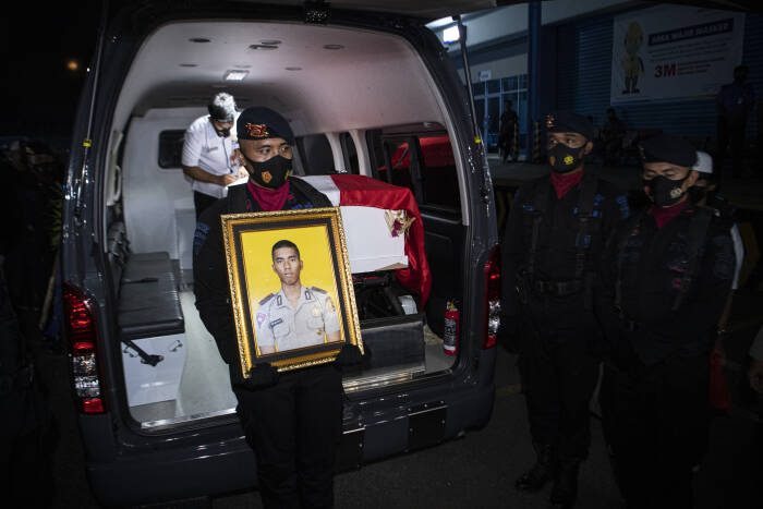 ANTARA FOTO/Nova Wahyudi Personel Polisi Polda Sumatera Selatan mengusung peti jenazah personel Batalyon C Res III Pas Pelopor Korbrimob Polri Bharada I Komang Wira Natha