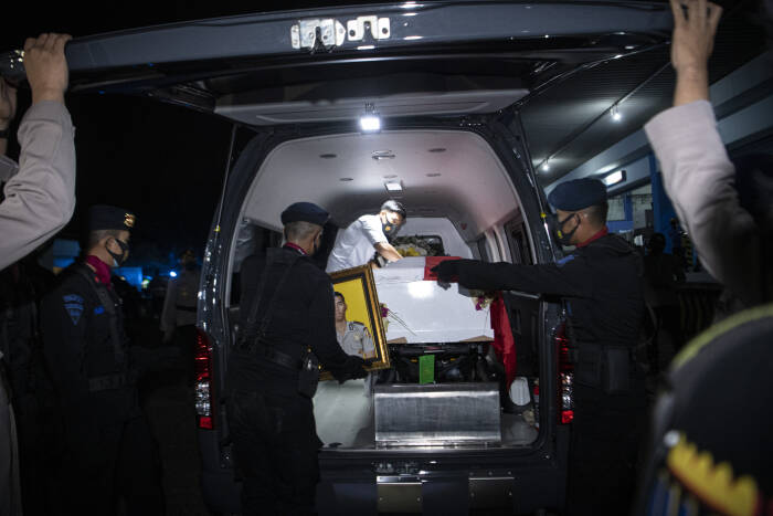 ANTARA FOTO/Nova Wahyudi Personel Polisi Polda Sumatera Selatan mengusung peti jenazah personel Batalyon C Res III Pas Pelopor Korbrimob Polri Bharada I Komang Wira Natha
