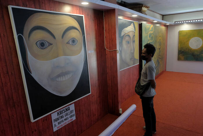 Pengunjung melihat lukisan karya seniman Bali yang dijual (ANTARA FOTO/Nyoman Hendra Wibowo) Pengunjung melihat lukisan karya seniman Bali yang dijual