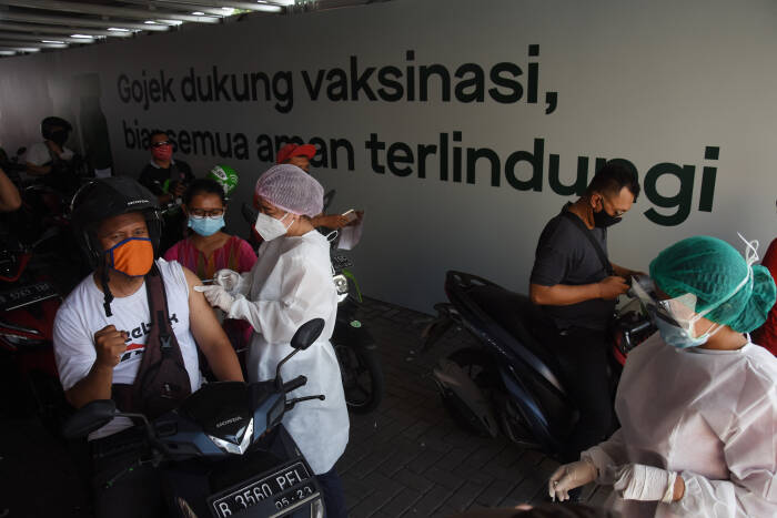 ANTARA FOTO/Indrianto Eko Suwarso Mitra pengemudi Gojek mengikuti vaksinasi COVID-19 secara "drive thru" di Kemayoran