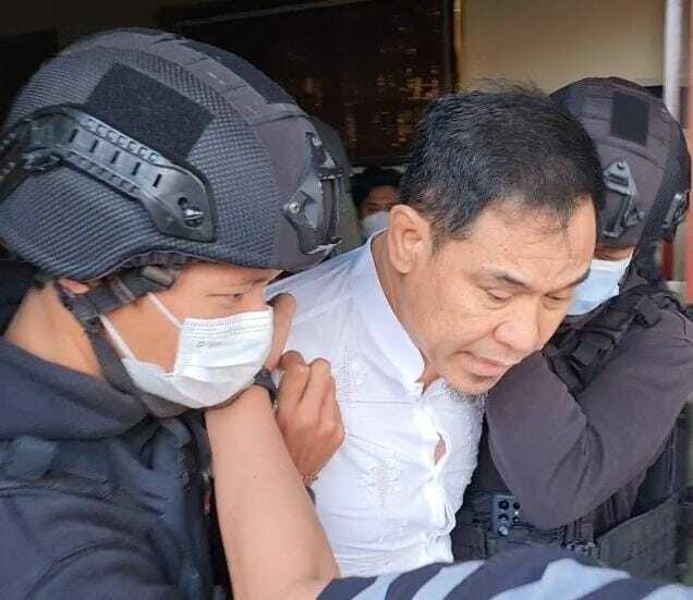 Munarman saat ditangkap polisi. (Ist0 Munarman saat ditangkap polisi. (Ist0
