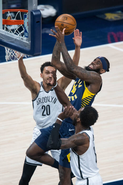 Penyerang Indiana Pacers JaKarr Sampson (14) menembakkan bola sementara penyerang Brooklyn Nets Jeff Green (8) bertahan (REUTERS/Trevor Ruszkowski) Penyerang Indiana Pacers JaKarr Sampson (14) menembakkan bola sementara penyerang Brooklyn Nets Jeff Green (8) bertahan
